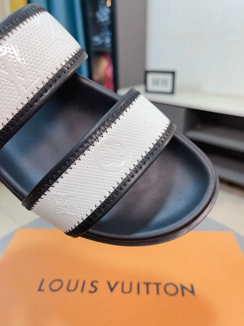 Ex-factory price 320🌹🌹 (lv-Louis Vuitton) new men's sandals, high-end boutique, exquisite embossed logo decoration on the upper, fine workmanship, super soft soles, casual, loose and comfortable, a must-have in summer! \nsize：38-44